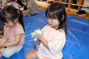 8月生まれのお誕生会　ー小麦粉粘土ー　ひよこ・あひる