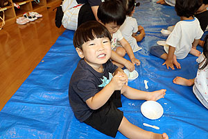 8月生まれのお誕生会　ー小麦粉粘土ー　ひよこ・あひる