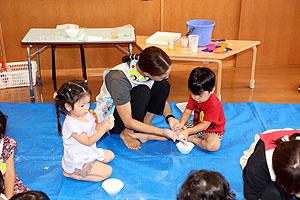 8月生まれのお誕生会　ー小麦粉粘土ー　ひよこ・あひる