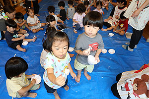 8月生まれのお誕生会　ー小麦粉粘土ー　ひよこ・あひる