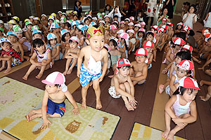 8月生まれのお誕生会　ー水鉄砲ー　年少組