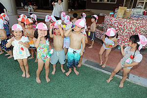 8月生まれのお誕生会　ー水鉄砲ー　年少組