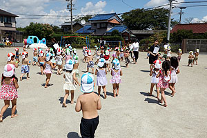 8月生まれのお誕生会　ー水鉄砲ー　年少組