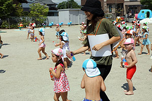 8月生まれのお誕生会　ー水鉄砲ー　年少組