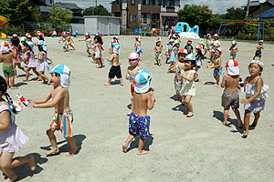 8月生まれのお誕生会　ー水鉄砲ー　年少組