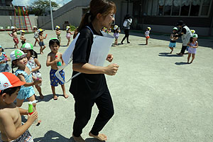 8月生まれのお誕生会　ー水鉄砲ー　年少組