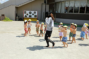 8月生まれのお誕生会　ー水鉄砲ー　年少組