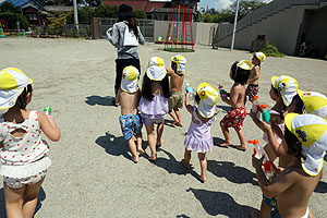 8月生まれのお誕生会　ー水鉄砲ー　年少組