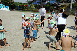 8月生まれのお誕生会　ー水鉄砲ー　年少組