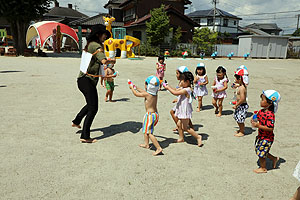 8月生まれのお誕生会　ー水鉄砲ー　年少組