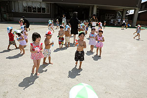 8月生まれのお誕生会　ー水鉄砲ー　年少組