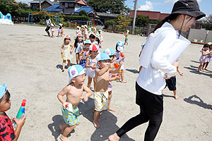 8月生まれのお誕生会　ー水鉄砲ー　年少組