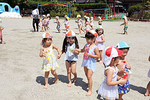 8月生まれのお誕生会　ー水鉄砲ー　年少組