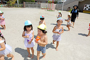 8月生まれのお誕生会　ー水鉄砲ー　年少組