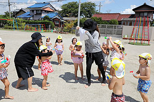 8月生まれのお誕生会　ー水鉄砲ー　年少組