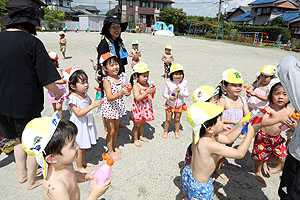 8月生まれのお誕生会　ー水鉄砲ー　年少組