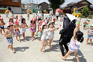 8月生まれのお誕生会　ー水鉄砲ー　年少組