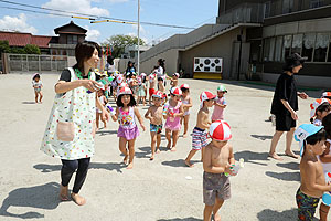 8月生まれのお誕生会　ー水鉄砲ー　年少組