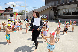 8月生まれのお誕生会　ー水鉄砲ー　年少組