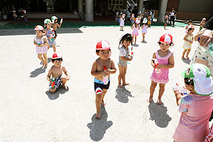 8月生まれのお誕生会　ー水鉄砲ー　年少組