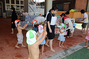 8月生まれのお誕生会　ー水鉄砲ー　年少組