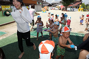 8月生まれのお誕生会　ー水鉄砲ー　年少組