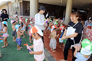 8月生まれのお誕生会　ー水鉄砲ー　年少組