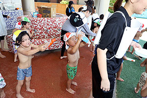 8月生まれのお誕生会　ー水鉄砲ー　年少組