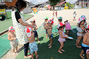 8月生まれのお誕生会　ー水鉄砲ー　年少組