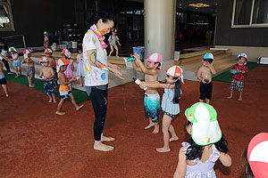 8月生まれのお誕生会　ー水鉄砲ー　年少組