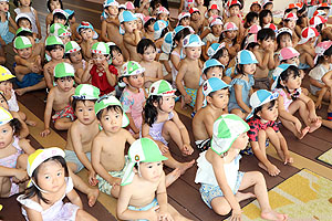 8月生まれのお誕生会　ー水鉄砲ー　年少組