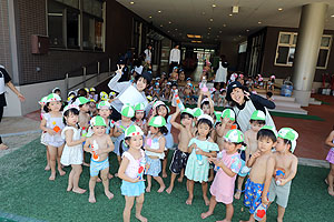 8月生まれのお誕生会　ー水鉄砲ー　年少組