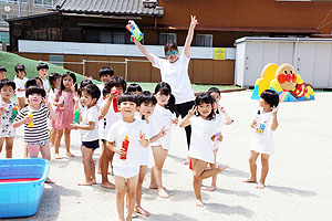 8月生まれのお誕生会　ーカラーウォーターランー　年中組