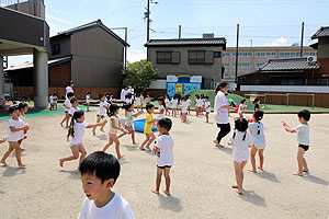 8月生まれのお誕生会　ーカラーウォーターランー　年中組