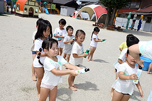 8月生まれのお誕生会　ーカラーウォーターランー　年中組