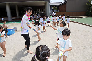 8月生まれのお誕生会　ーカラーウォーターランー　年中組