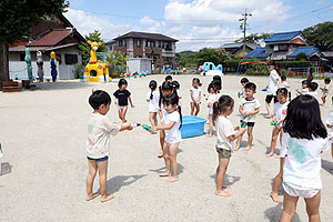 8月生まれのお誕生会　ーカラーウォーターランー　年中組