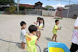 8月生まれのお誕生会　ーカラーウォーターランー　年中組