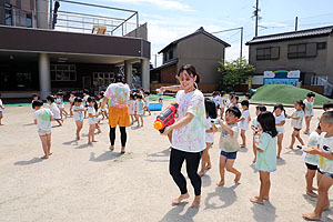 8月生まれのお誕生会　ーカラーウォーターランー　年中組