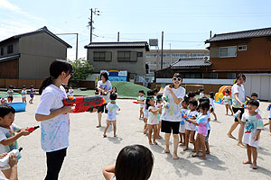 8月生まれのお誕生会　ーカラーウォーターランー　年中組