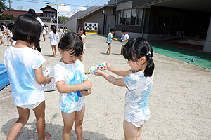 8月生まれのお誕生会　ーカラーウォーターランー　年中組