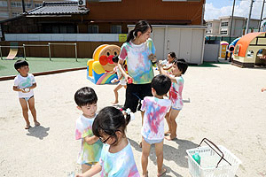 8月生まれのお誕生会　ーカラーウォーターランー　年中組