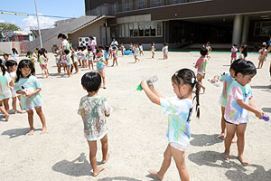 8月生まれのお誕生会　ーカラーウォーターランー　年中組