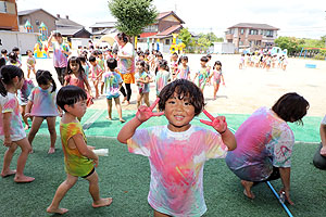 8月生まれのお誕生会　ーカラーウォーターランー　年中組