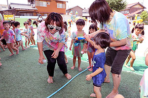 8月生まれのお誕生会　ーカラーウォーターランー　年中組