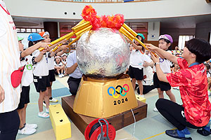 パリ2024オリンピック レスリング 金メダルの藤波 朱理選手が来園されました