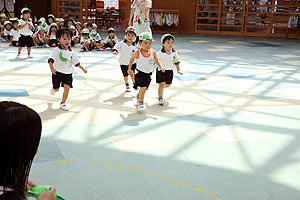 運動会の活動　かけっこ　　年少組