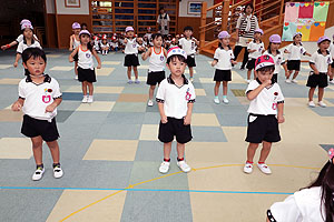 運動会のリズム活動　ばら・すみれ