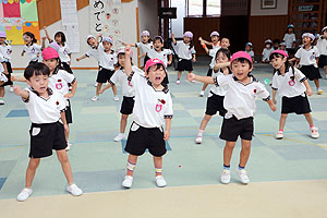 運動会のリズム活動　ばら・すみれ