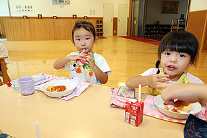 ランチルームでお給食を食べました　ひよこ・ひまわり